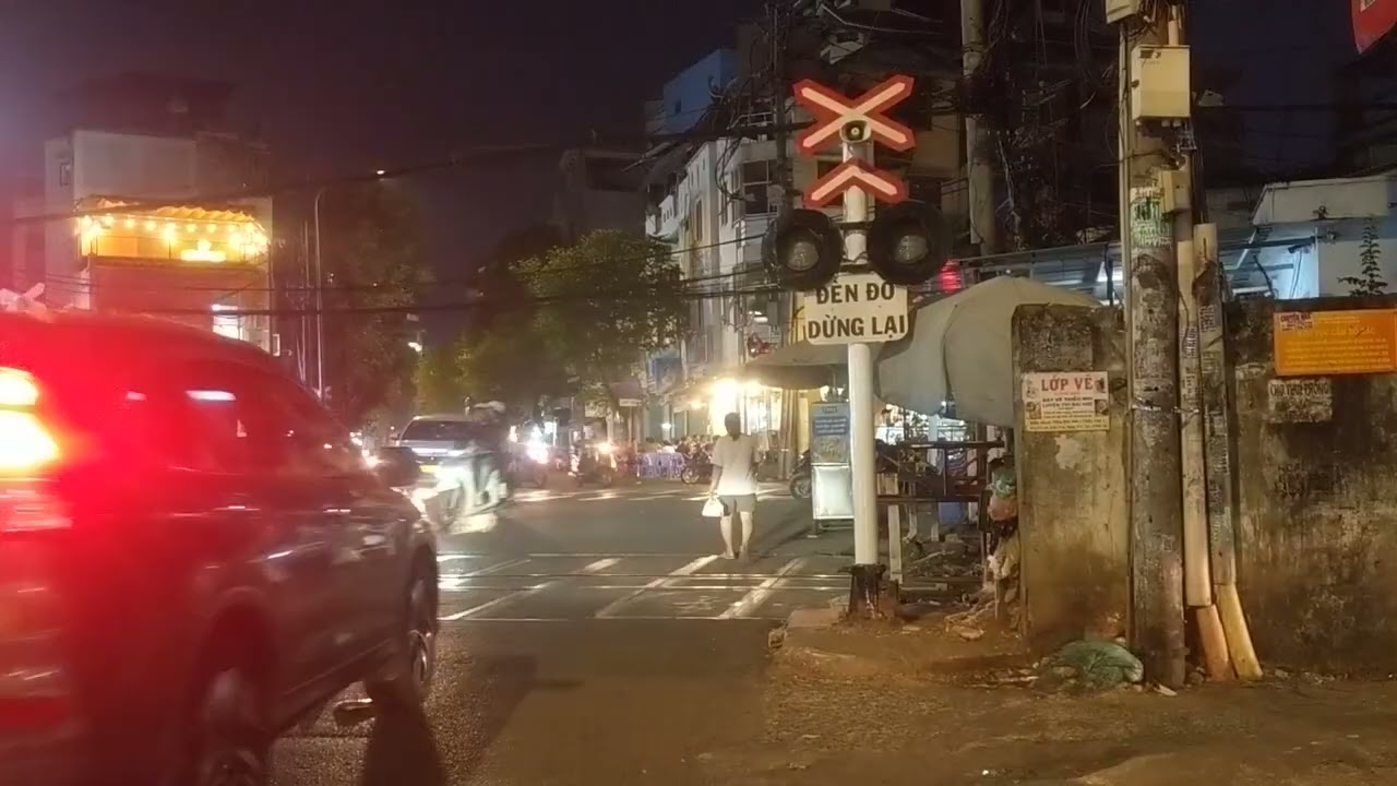 Chắn tàu hoả Đỗ Thị Lời có rất nhiều tàu chạy qua(phần2)