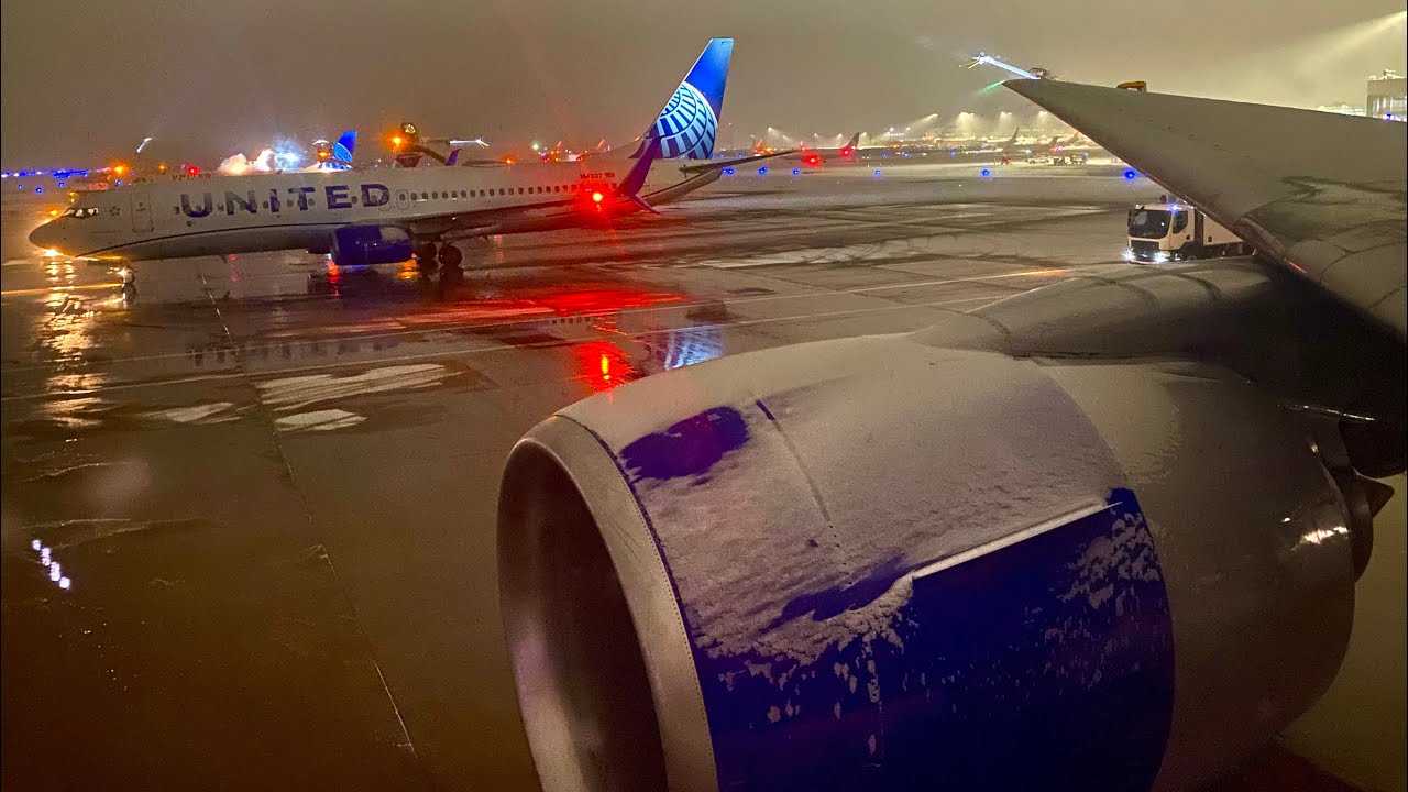 Flying the oldest active B777! De-icing & snowy Denver takeoff - United Airlines - Boeing 777-200