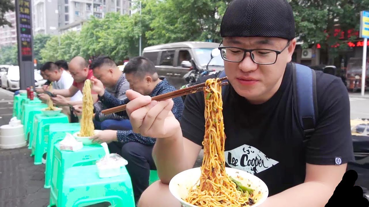 【阿星探店】街头地道重庆小面，老板打扮个性，阿星一人吃2碗，旁边人偷着笑 Chinese Food Tour
