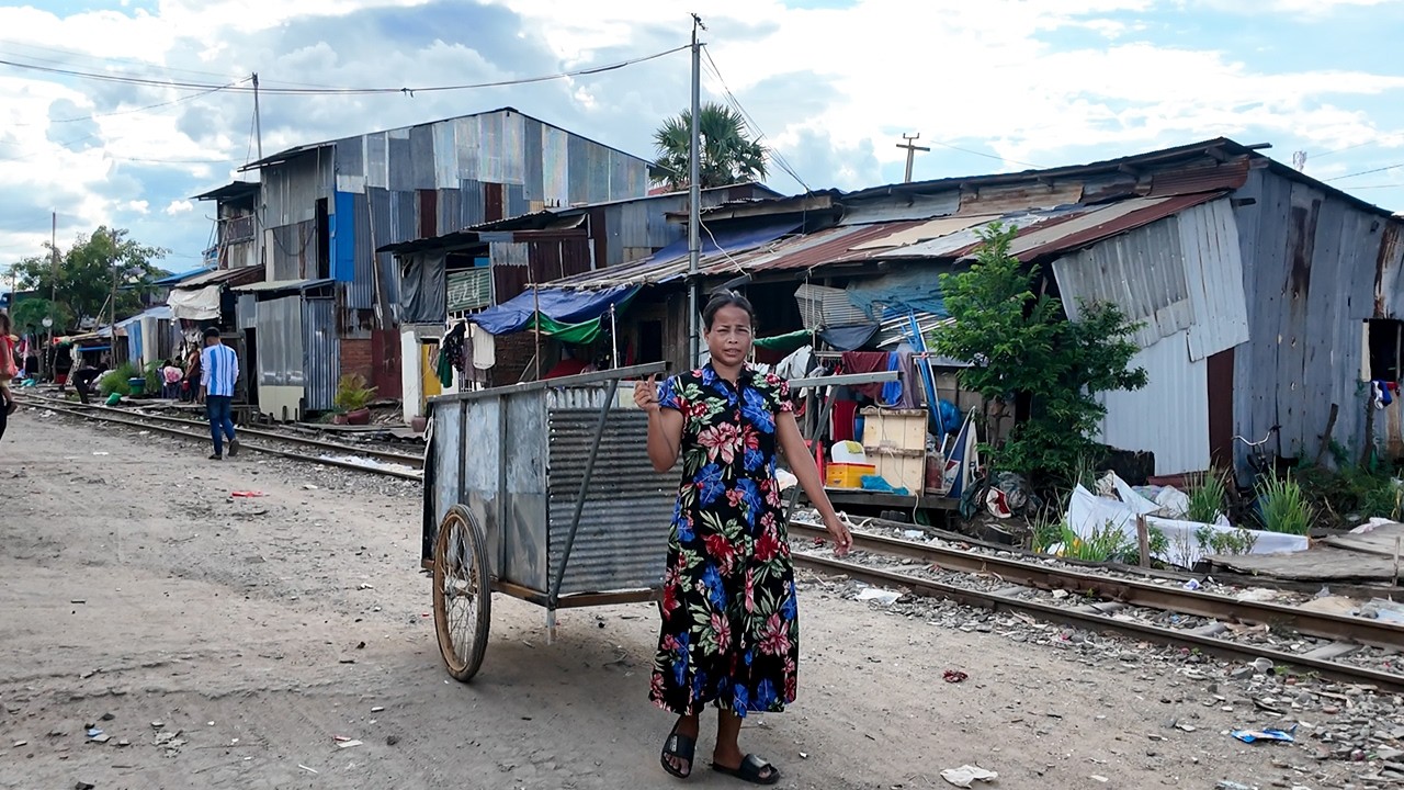 Real Poor Life of Cambodians Nearby Railway on July 10_ReaLife Cambodia