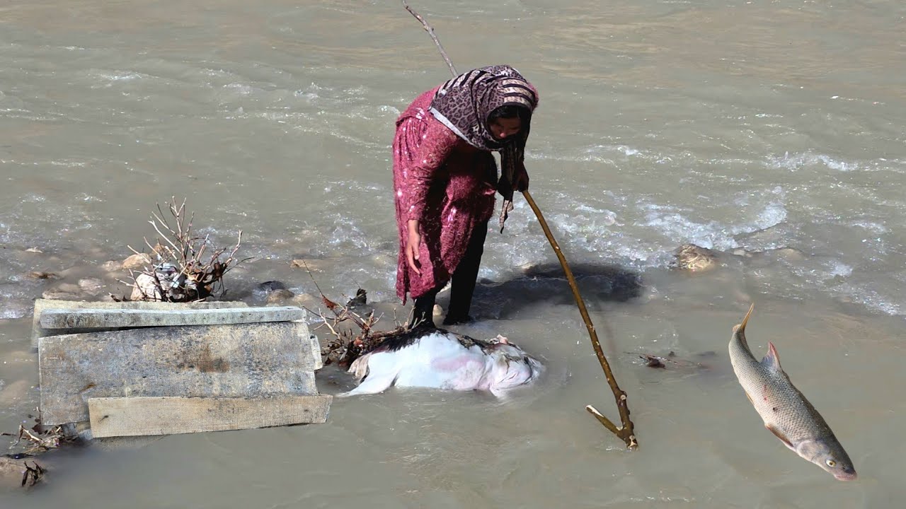 Nomadic Woman Living by the River with Her Two Children | Fishing, Gathering & Shelter Building