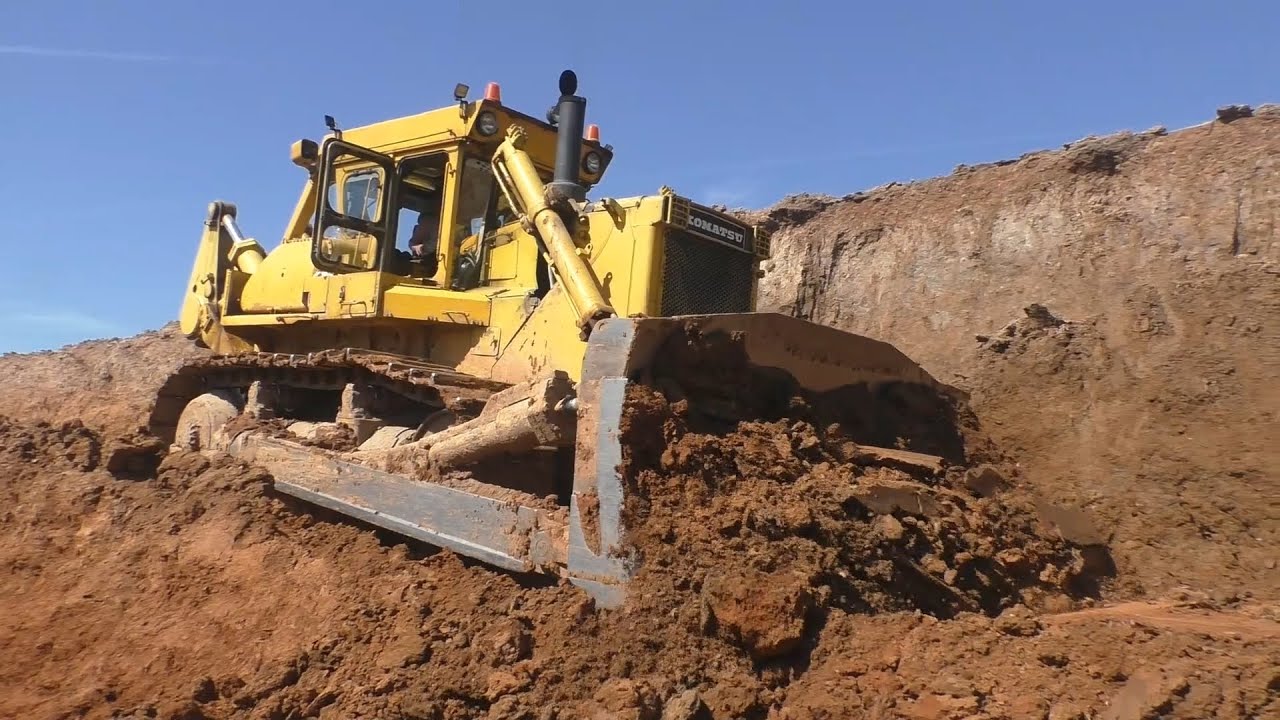Легендарный бульдозер Komatsu D355A работает в карьере. Часть 1