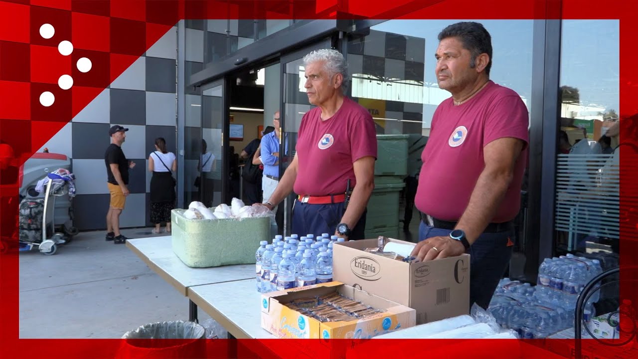 Catania, punto ristoro all'aeroporto per passeggeri bloccati dall'incendio