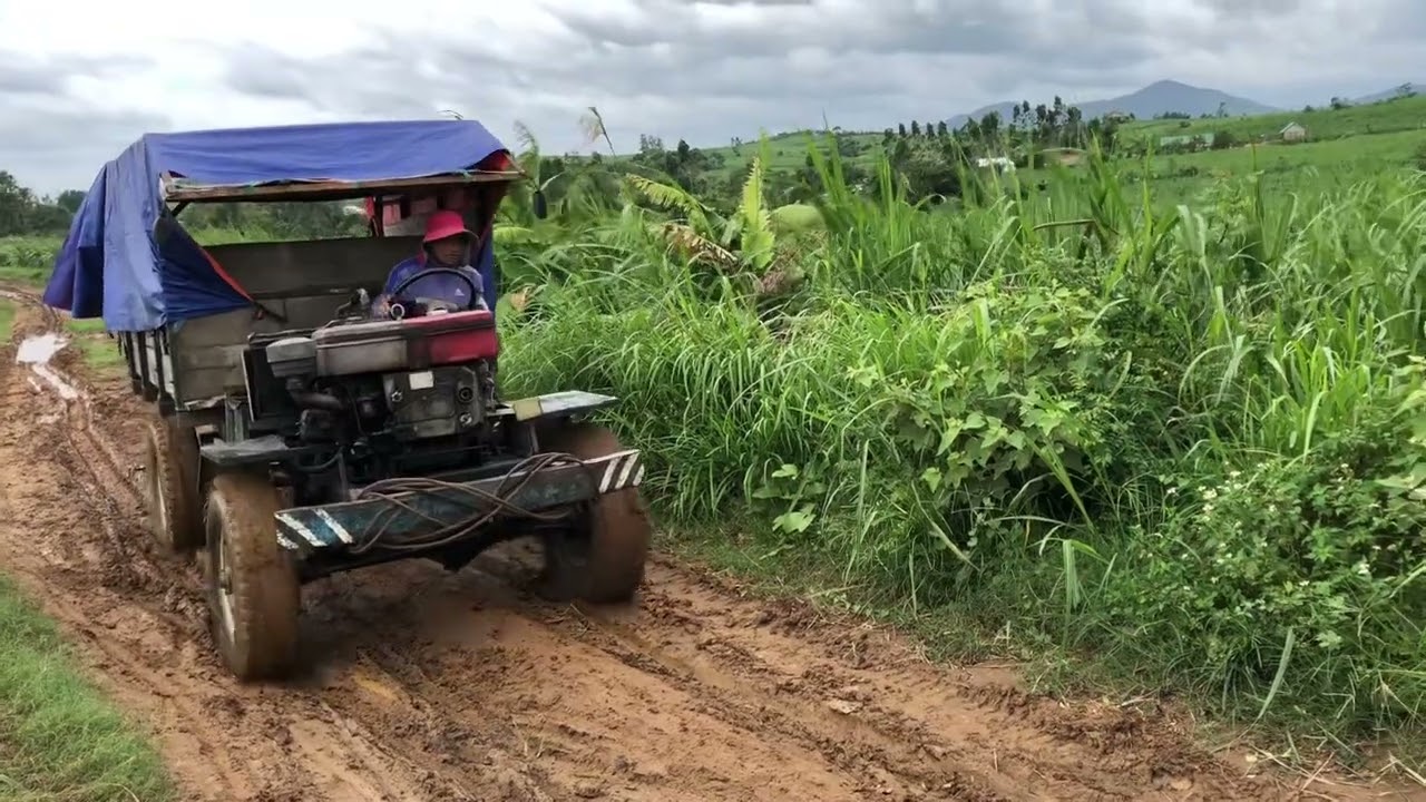 Chở phân bón Trời mưa gió to quá thế trời
