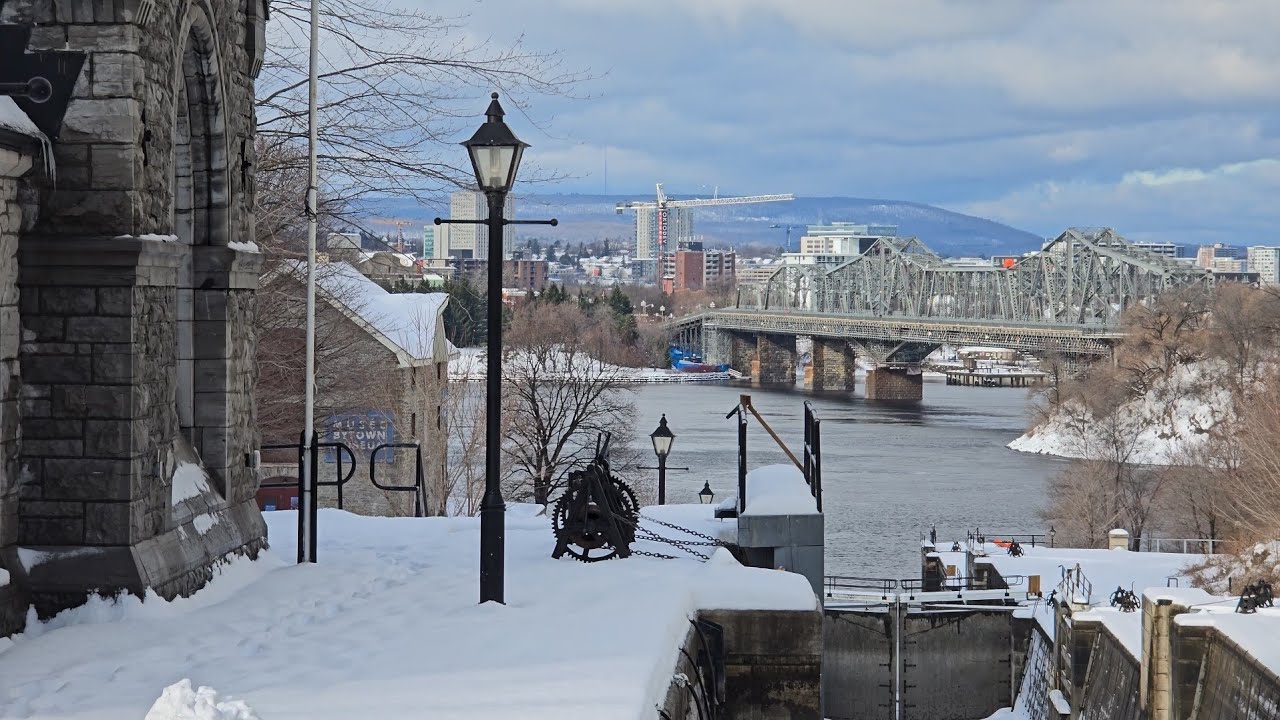 ❄️ Walking around snowy Downtown Ottawa, Canada including the Rideau Canal + Parliament Hill 🏰