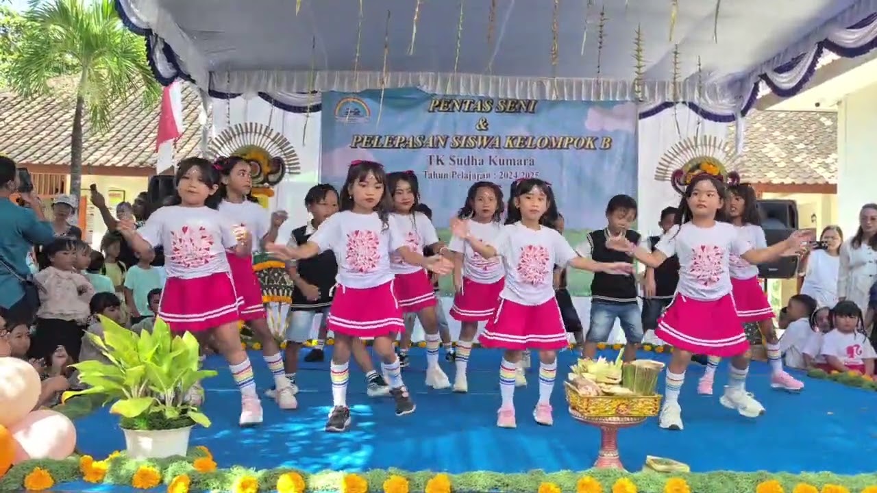 Dance Bumble Bee Kindy B3 di acara pentas seni & pelepasan siswa kel.B TK Sudha Kumara TA 2024-2025