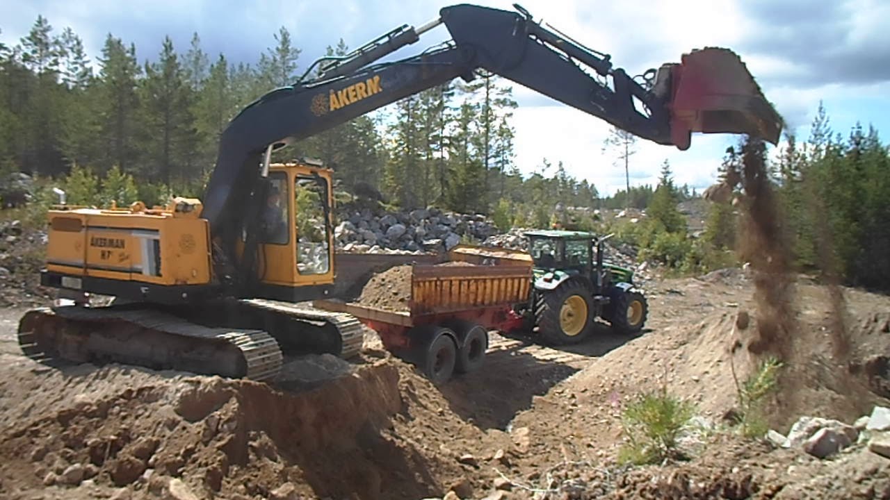 Åkerman H7C sållar ett lass grus