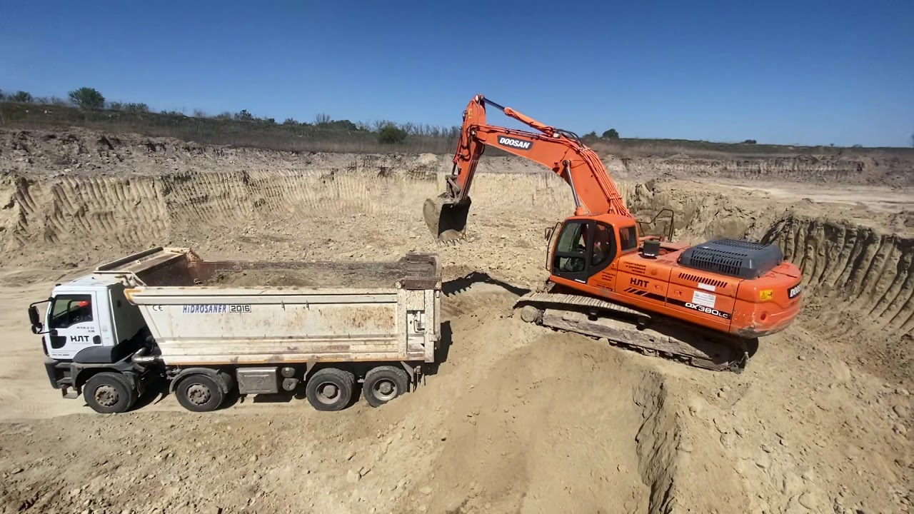 Doosan DX380 LC и Ford Cargo 4142d