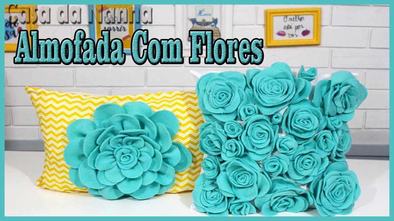 Almofada Com Aplicações de flores.