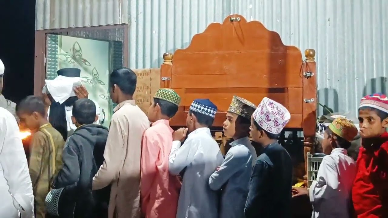 Huzoor ﷺ Ke NaQshe Qadam Mubarak Huzoor ﷺ Ke Qadam Mubarak Ke Nishan e MuQadass Sarkar Abu Bakar