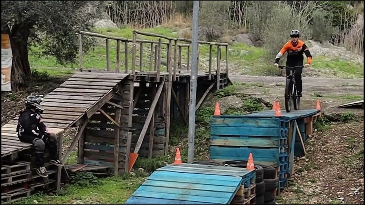 Vieni a divertirti con noi al Bike Park di Pignataro Maggiore. Oggi ci si allena sui drop.