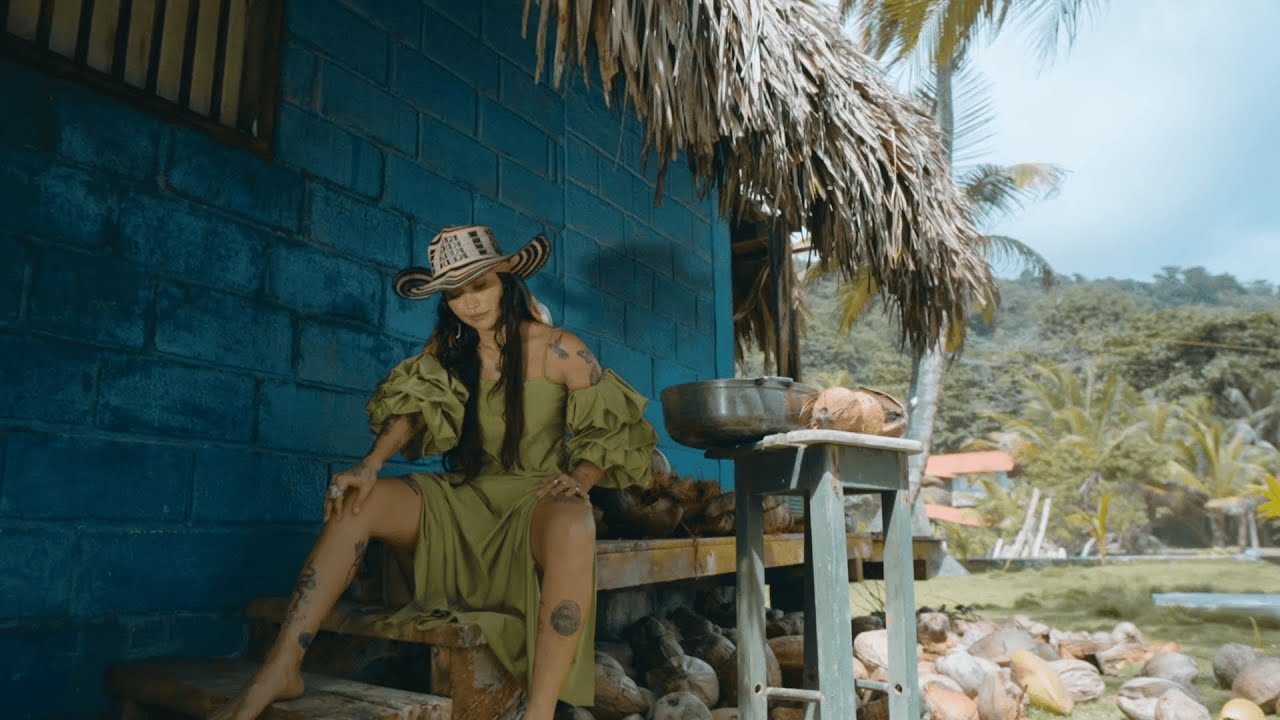 Martina La Peligrosa & @AdrianaLuciaMusic - No Eres Bueno Para Mí