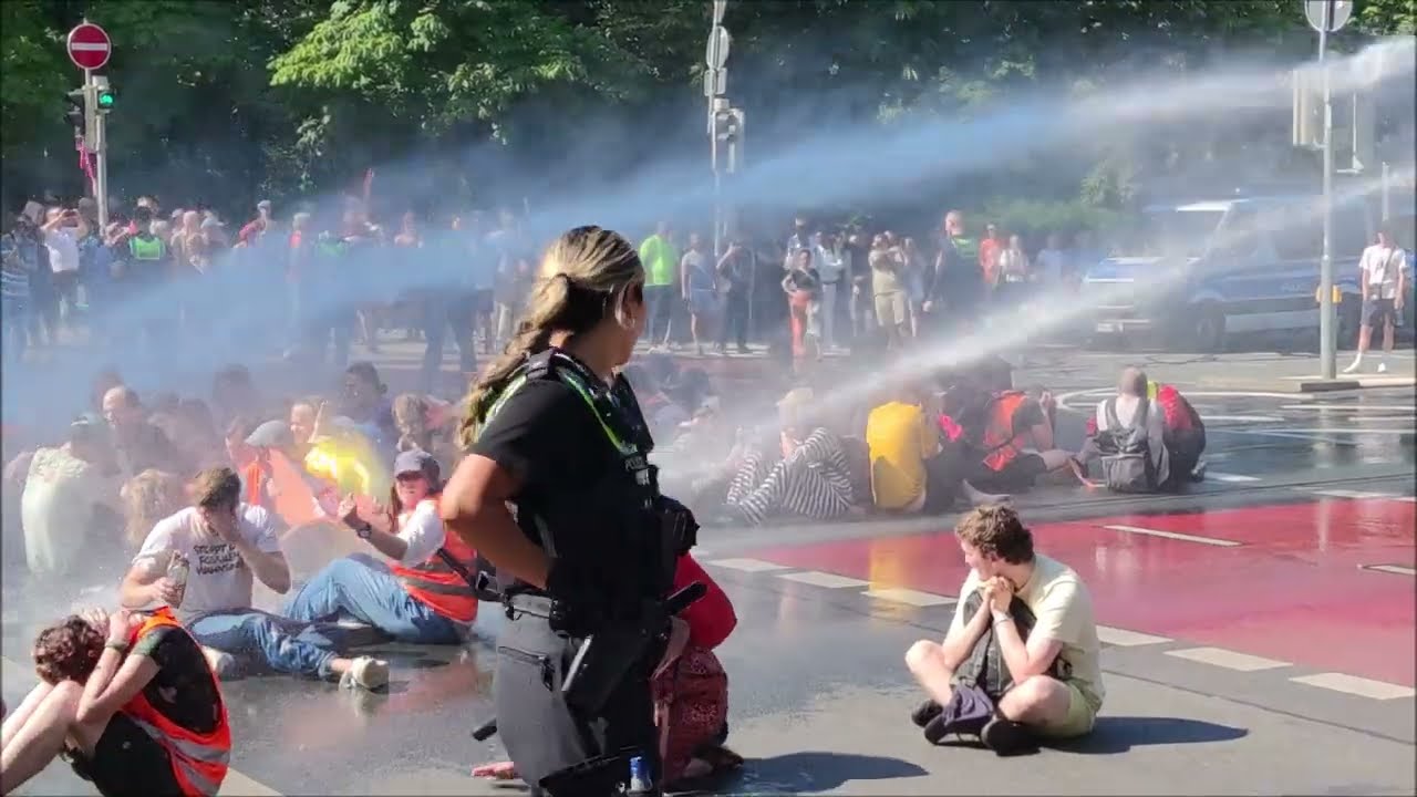 Wasserwerfer gegen die 