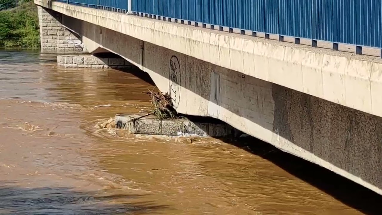 Powódź 2024: Rzeka Bóbr w okolicy mostu przy ulicy Zgorzeleckiej