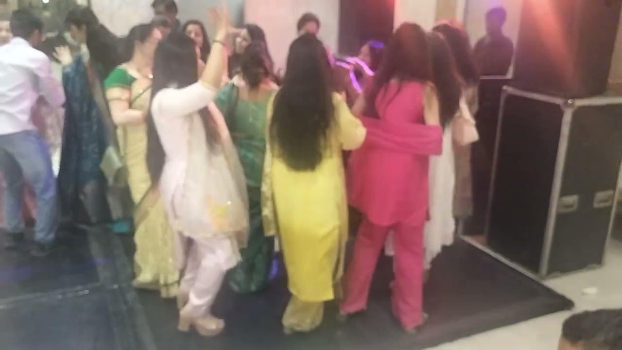 शादी की सालगिरह में एंजॉय करते हुए