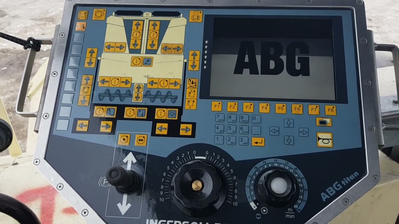 АСФАЛТОРАЗСТИЛАЧ ABG TITAN 7820
