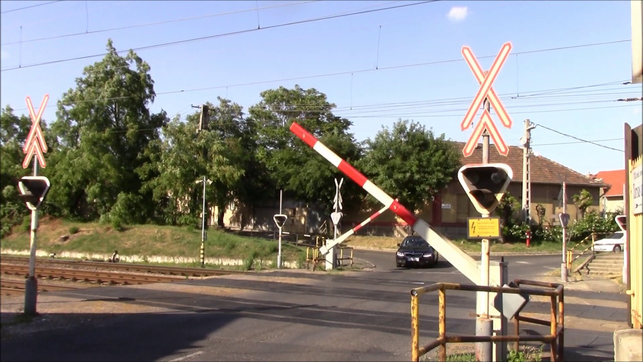 Magyar vasúti átkelőhely Budapest Tárcsás / Spoorwegovergang Hongarije