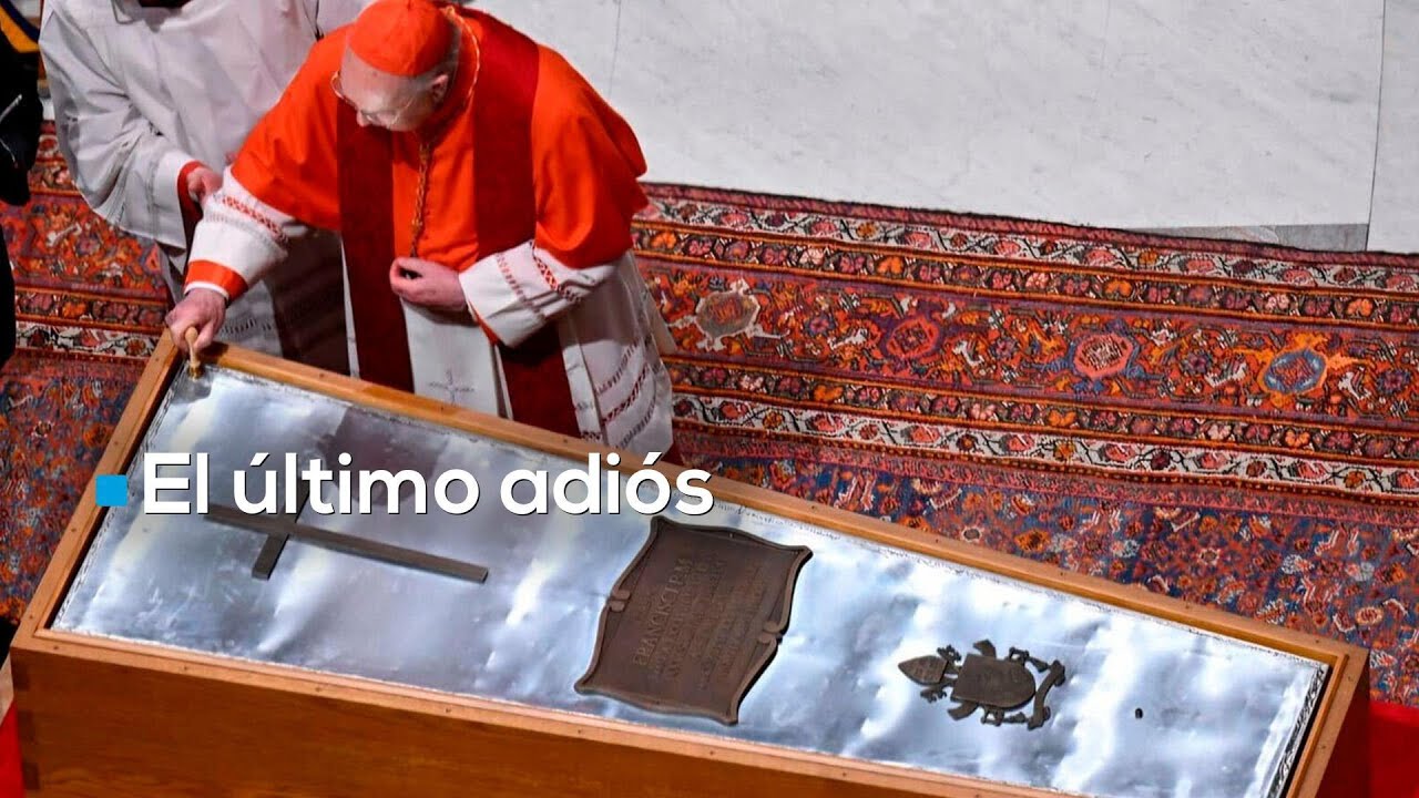 UN CAPÍTULO HISTÓRICO SE CIERRA: La #SantaSede muestra el emotivo momento del sellado del ataúd