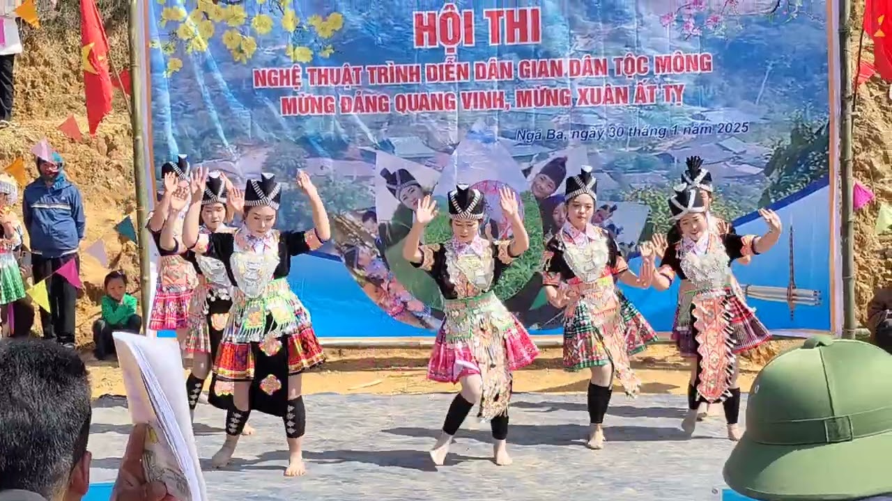 Phần thi văn nghệ của chị em Bản huồi Đun