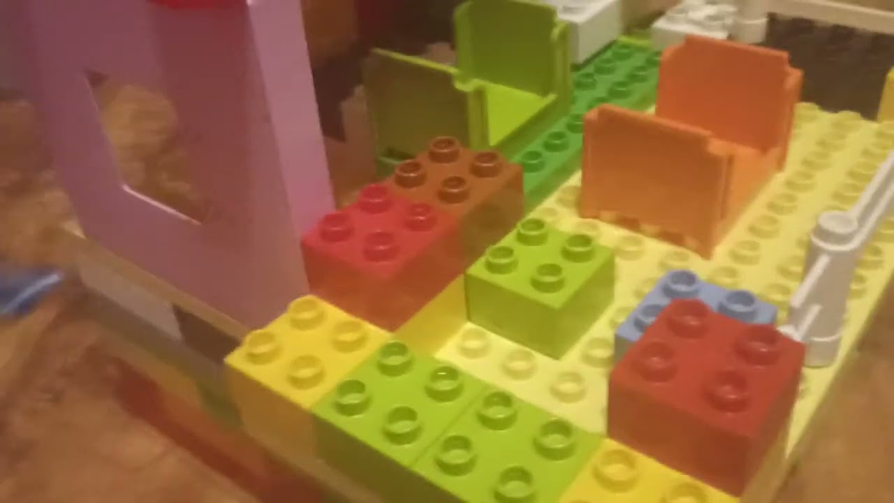 Domek z klock&oacute;w LEGO Duplo. Manuel pokazuje co zrobił