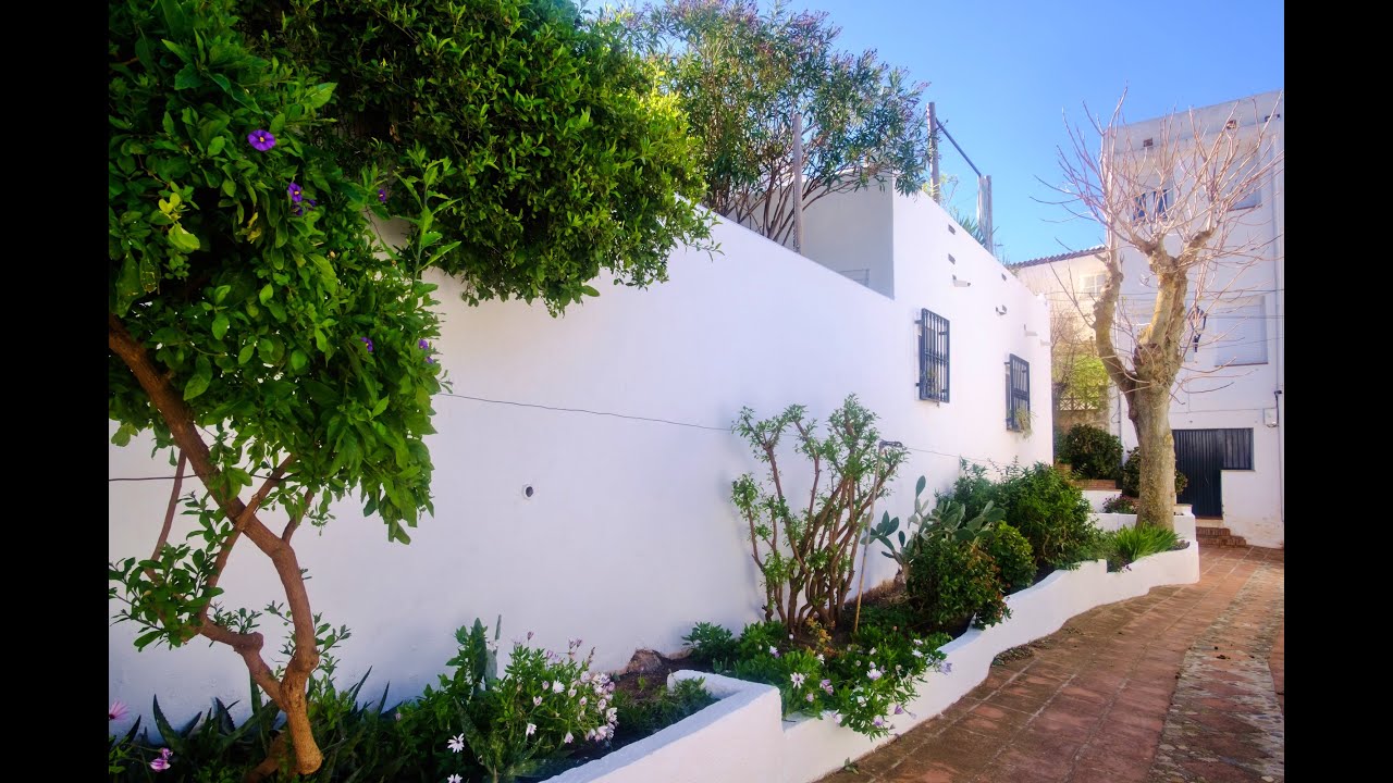 AX1308 - Casa Jorge, character village house with separate successful studio let, Comares