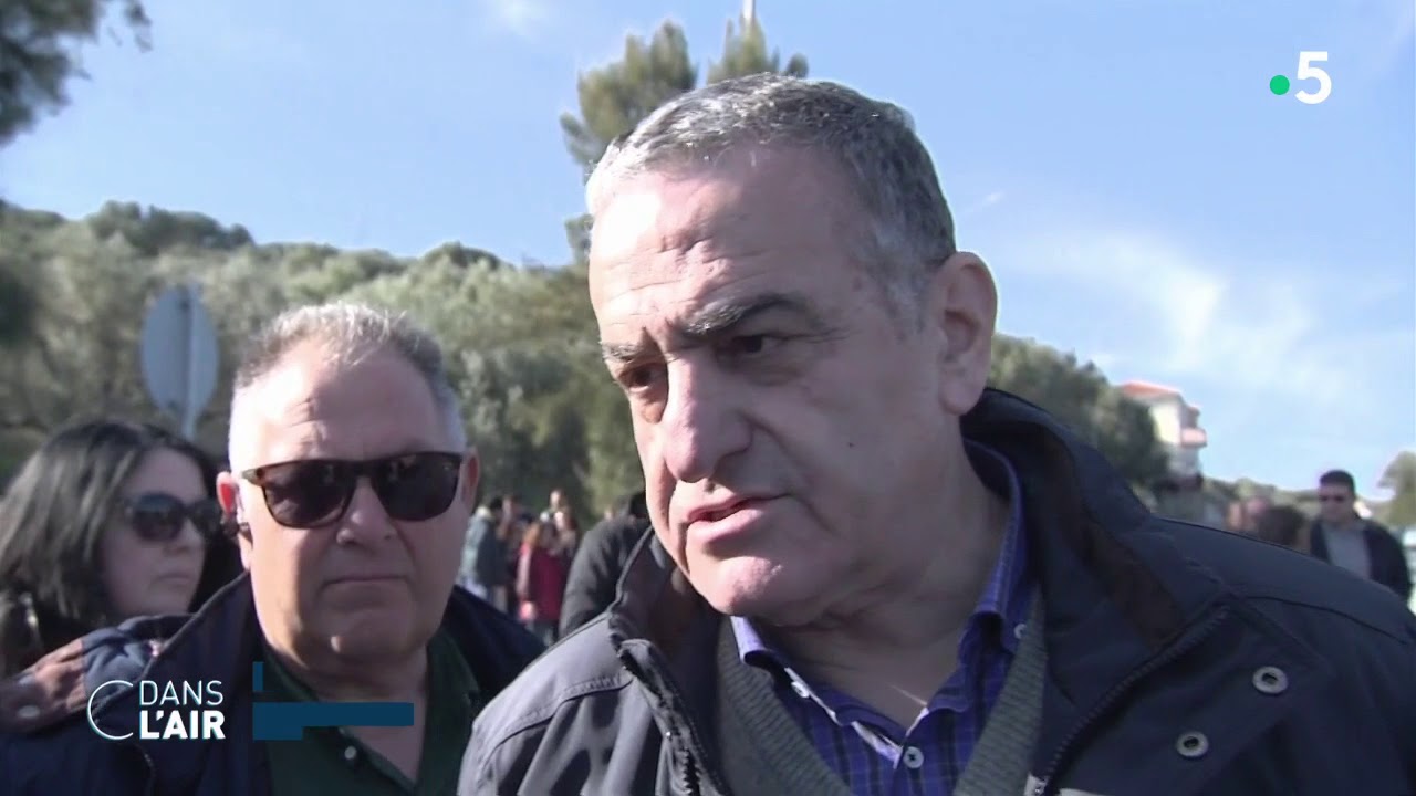 Réfugiés : la tension monte sur l'île grecque de Lesbos- Reportage #cdanslair 03.03.2020