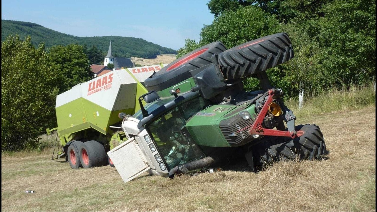 Tractor Stuck In Mud / Fool Vs Professional , Silly Moments With Tractors - Farmers Tractor Games