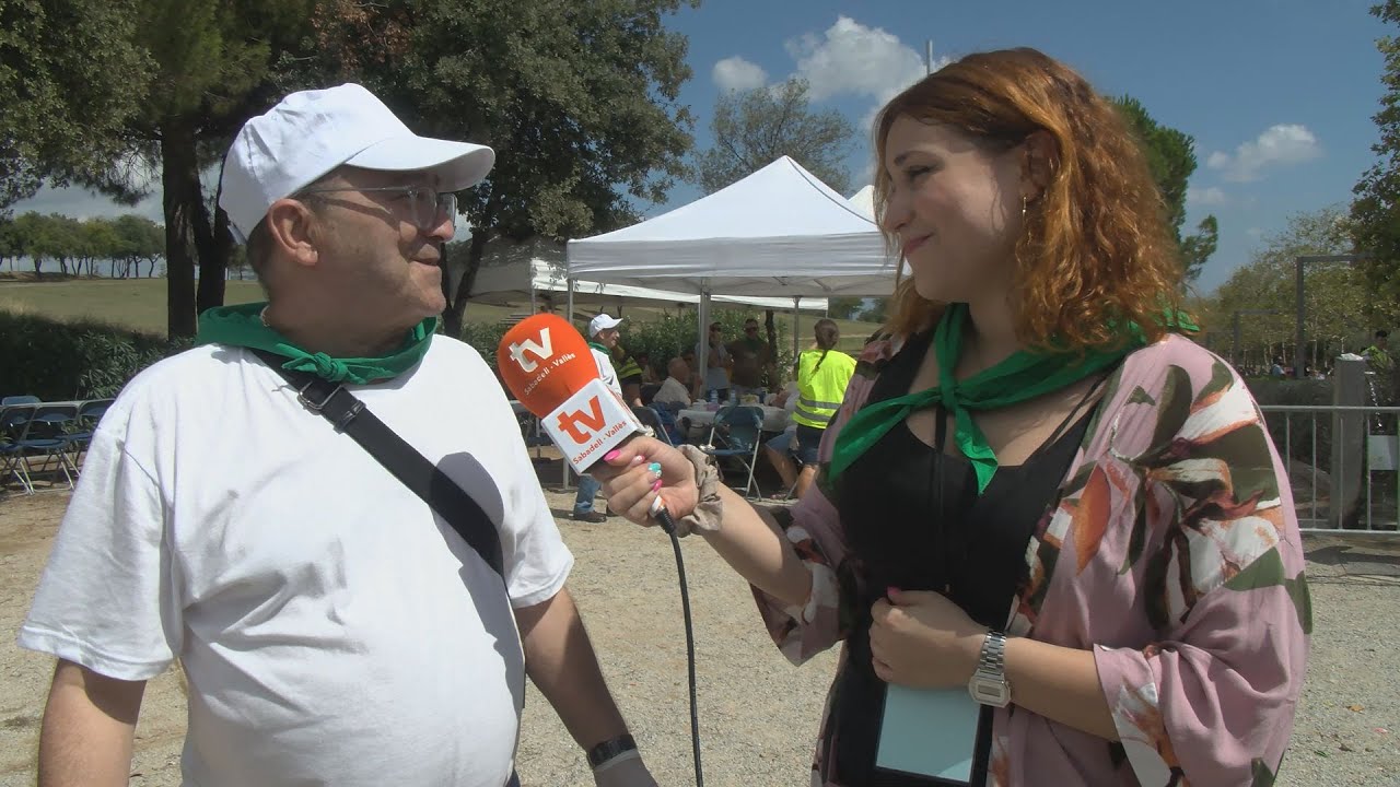 La fideuada popular reparteix més de 2.000 plats amb un gran ambient al Parc Catalunya