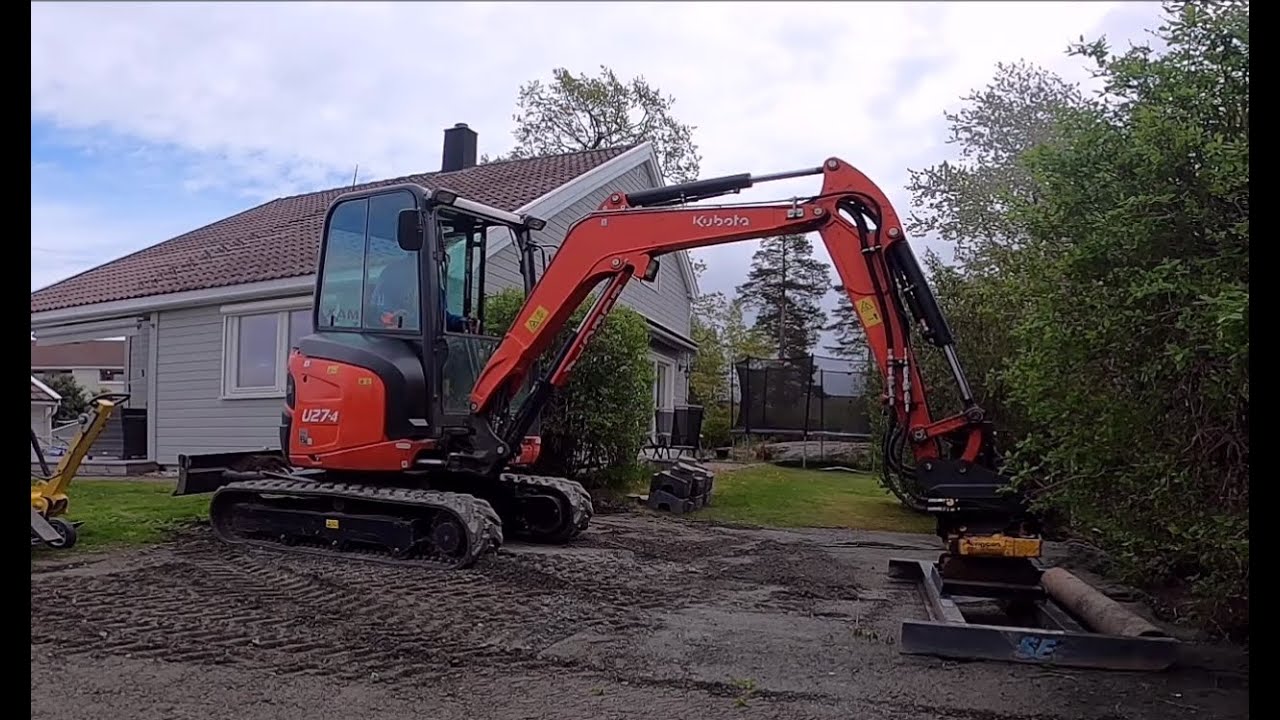 Utlegg og avretting med subbus for drivhus. Kubota U27, Egcon, og Leica iCON iXE1.