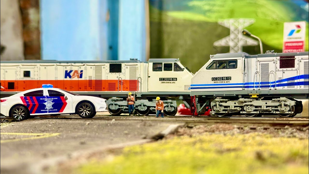 Kereta api Babaranjang CC203 anjlok ditabrak KLB Ketel CC203 WnB saat berpapasan di Rel Perlintasan