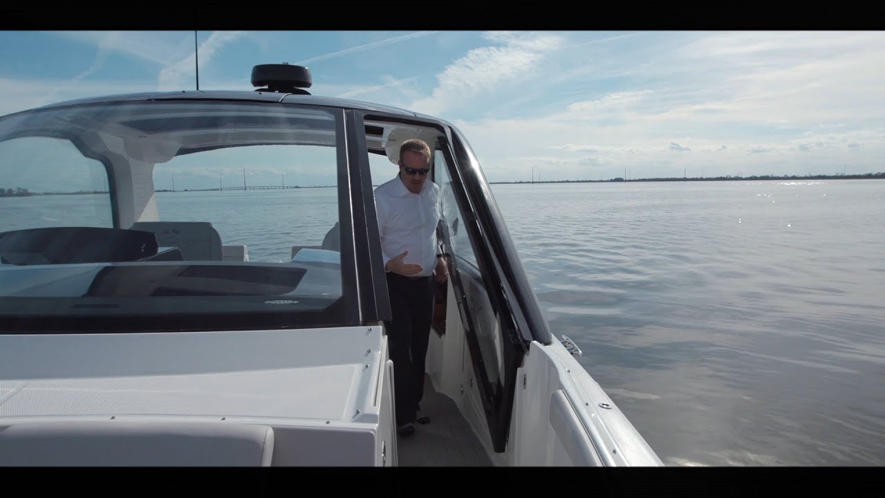 Sundancer 370 Outboard | Product Walkthrough | Sea Ray Boats