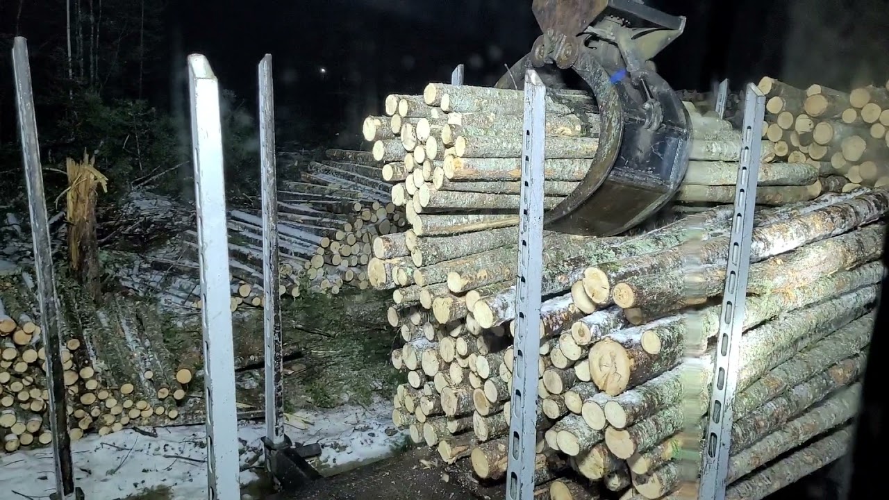320CLL caterpillar log loader loading 8/9/10 foot stud wood