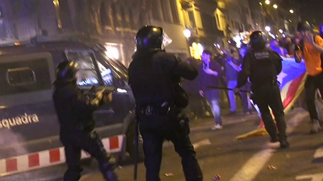 Barcelona: Police attack demonstration against-police violence