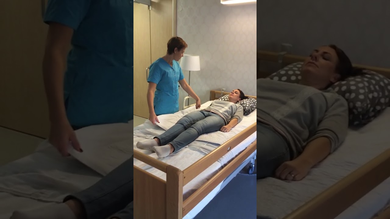 vändning i säng med hjälp av glidlakan och en personal