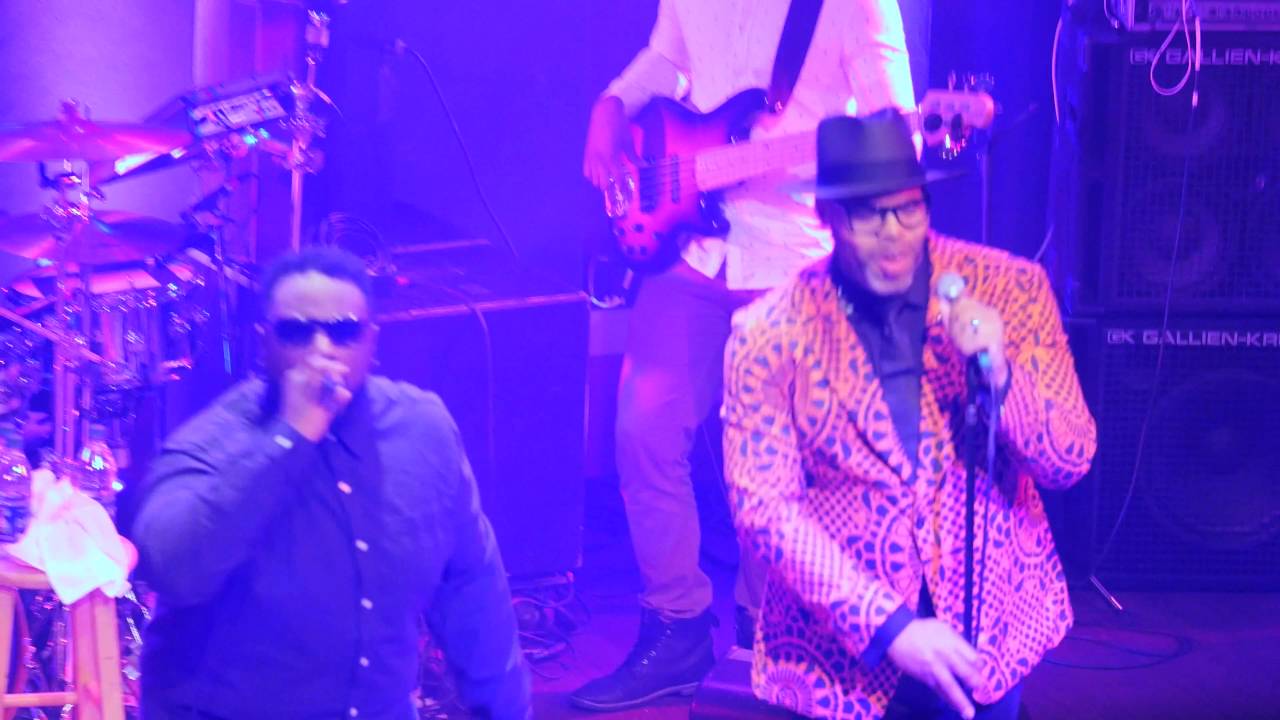 Eric Roberson singing 