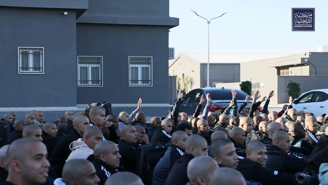 وزير الداخلية المكلف يشرف على إلتحاق دفعتين من كلية ضباط وضابطات شرطة