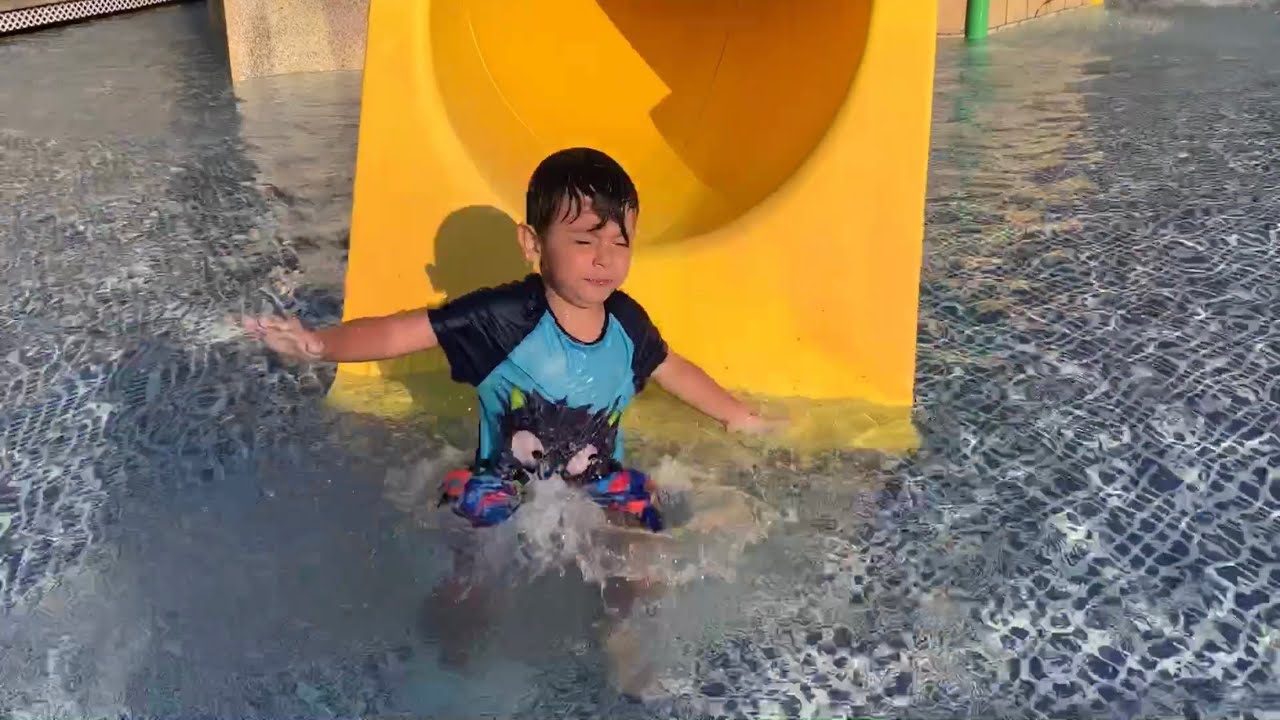 Yusuf tatildee😍 Aqua parkta su kaydıraklarına biniyor ve çocuk havuzunda yüzüyor😄👻