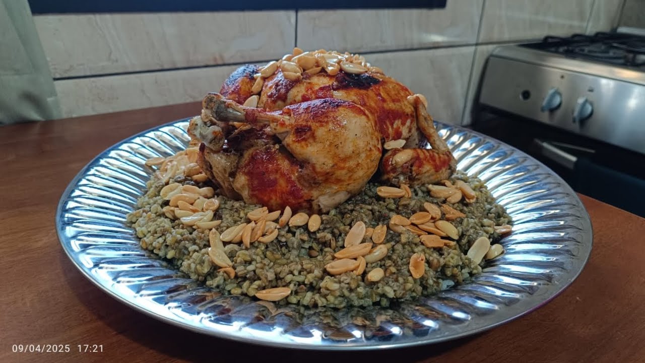 طبخة اليوم فروج محشي بالفريكة اكلة كتير روعة الكل يجربها و يقلنا رأيو 👌😋