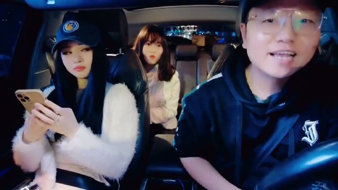 計程車司機唱歌《圣诞结》，女乘客想和我一起过圣诞节了吗？