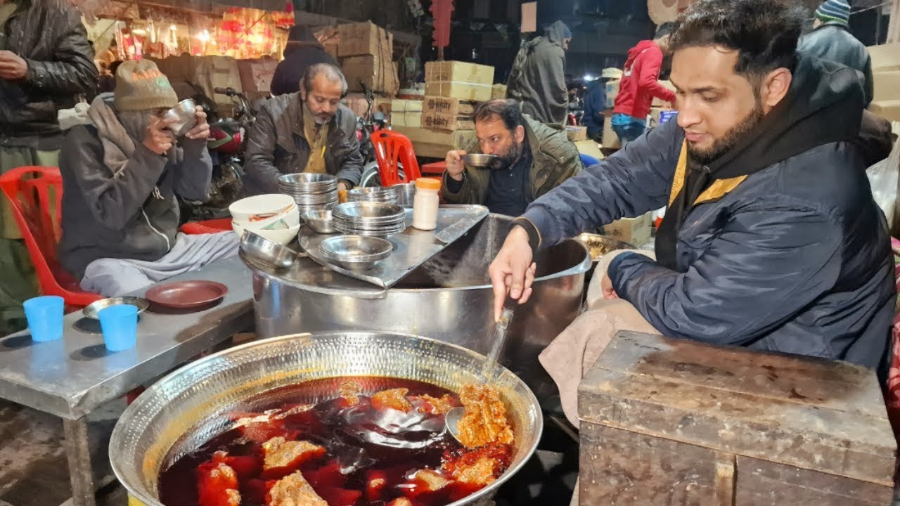 Street Food In Lahore | Israr Bong Paye Cheapest Dinner In Androon Lahore