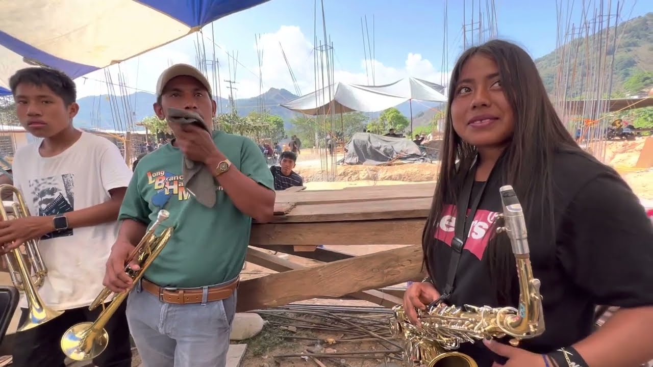 La MUCHACHA DEL SAXOFÓN TOCA Puras chilenas para Bailar es la Banda San Pedro de Tierra colorada