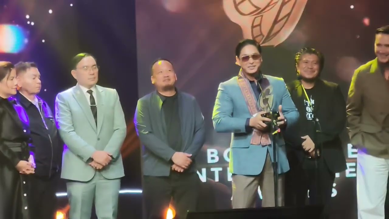 Mayor Marcos Mamay Presents Award to Coco Martin during 53rd Box Office Entertainment in Makati (1)