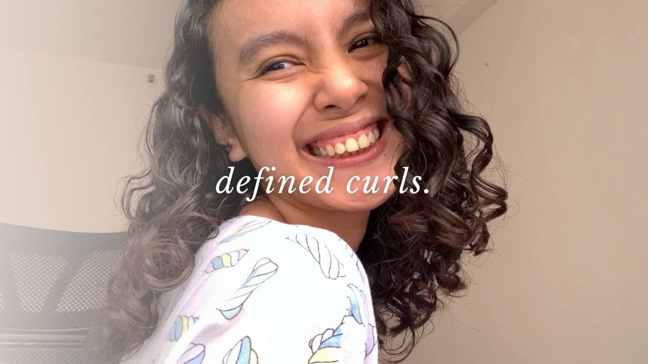 Cara Merawat dan Mendefinisikan Rambut Kering, Keriting, dan Mengembang