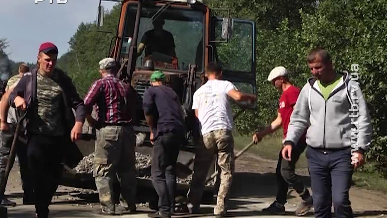 В Перебродах люди за свої гроші асфальтують трасу (ВІДЕО)