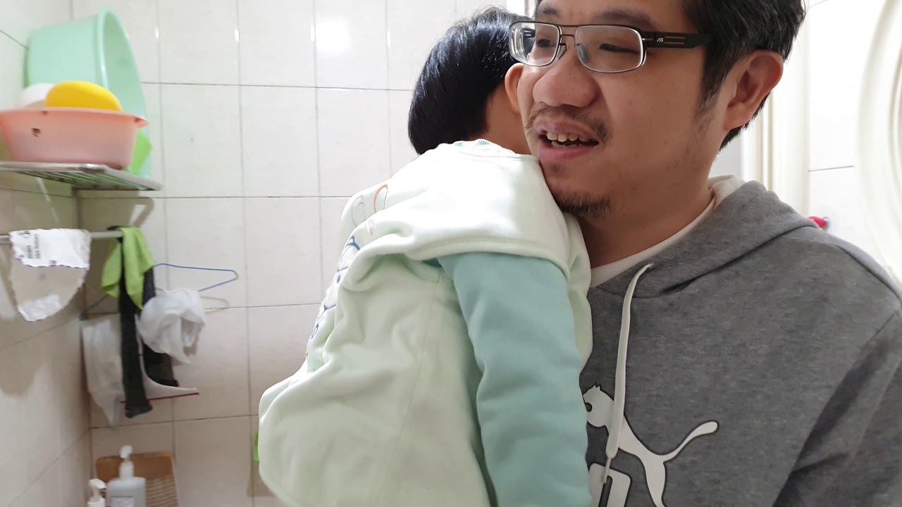 20200412 辰辰不洗澡被姑姑罵，自己要求打手，強忍不哭還說不痛