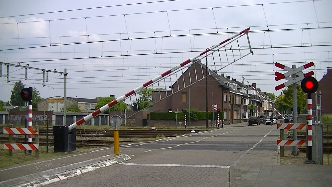 Spoorwegovergang Roermond // Dutch railroad crossing