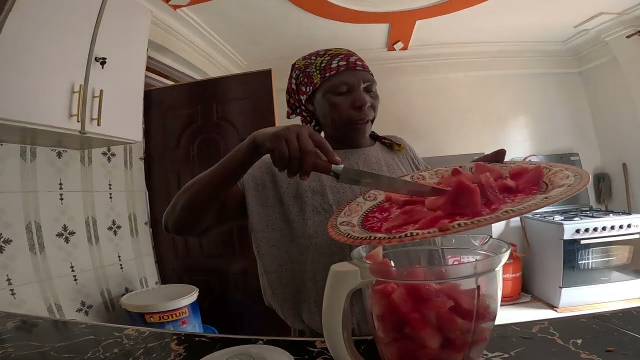 Готовлю вкуснейшие чапати для своей семьи.