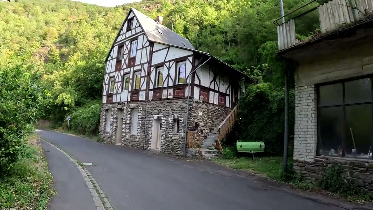 10 km hin und zur&uuml;ck - Wandern im Elzbachtal -  von Moselkern auf die Burg Eltz