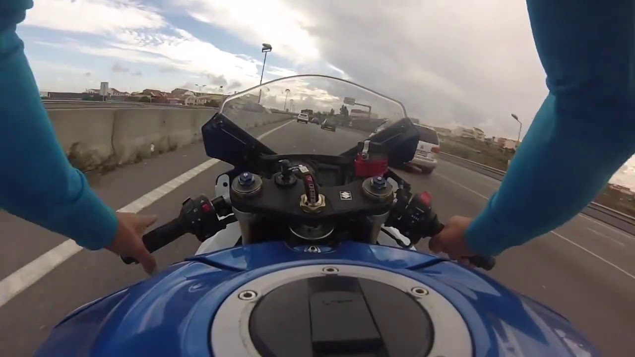 Motociclista pazzo CORRE e IMPENNA su una moto sportiva