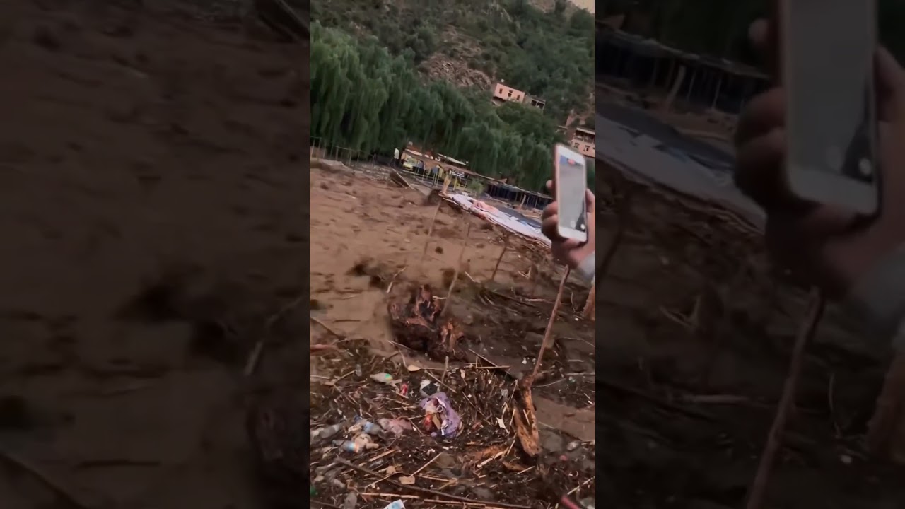 Unbelievable Flood Scenes! 😱🌧️ #Flood #ExtremeWeather #Shorts #floods